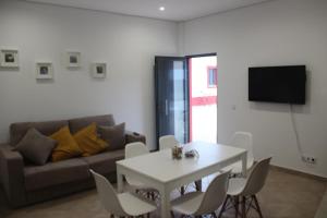 阿尔布费拉Quinta do Sr. Cabrita的客厅配有白色桌子和沙发
