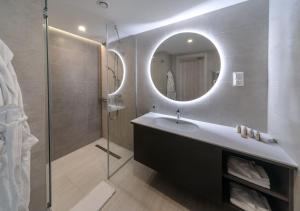 米什科尔茨Premier Hotel Miskolc的一间带水槽和镜子的浴室
