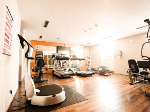 俄斯特拉发美居奥斯特拉瓦中心酒店的一间设有健身房的房间,里面设有健身器材