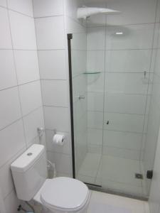 嘎林海斯港LAGUNA BEACH FLAT EM PORTO的一间带卫生间和玻璃淋浴间的浴室