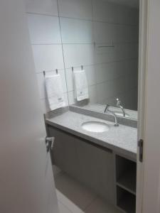嘎林海斯港LAGUNA BEACH FLAT EM PORTO的一间带水槽和镜子的浴室