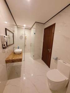 格卢市社Kingdom Hotel Cua Lo的浴室配有卫生间、盥洗盆和淋浴。