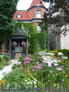 渥太华爱德华国王住宿加早餐酒店的一座房子前面有鲜花的花园