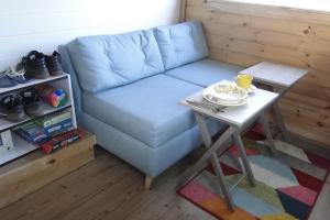 圣希尔Mini casa San Gil-Mogotes的一张蓝色的沙发,坐在一张桌子上