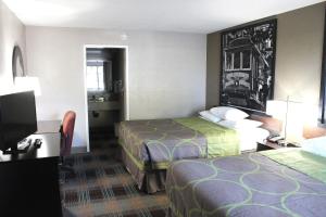 萨利纳斯萨利纳斯速8汽车旅馆的酒店客房设有两张床和一台平面电视。