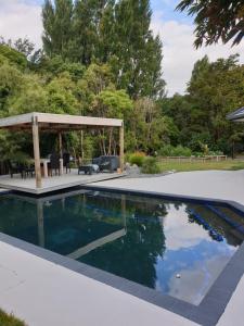 汉密尔顿Robyn's Retreat的一个带凉亭和庭院的游泳池
