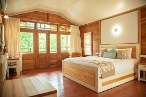 比尔梅德Misty Mountain Experience的卧室配有一张床、一张书桌和窗户。