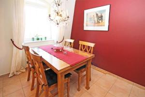 奥斯赛拜-屈隆斯博恩Residenz-Ostseestrand-Wohnung-30-337的一间带木桌和椅子的用餐室