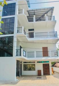 布莱尔港Zcube Andaman的白色的建筑,旁边设有阳台