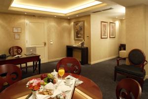 雅典瑟奥克西尼亚居家酒店的酒店客房配有桌椅和书桌