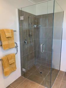 鲁阿卡卡Views to unwind - self contained unit w/king bed的带淋浴的浴室和玻璃门