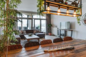 奥德多普Appartement in Zeeland - Kabbelaarsbank 2D - Port Marina Zélande - Ouddorp的客厅配有大桌子和椅子