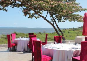 KigoAquarius Kigo Resort的餐桌,餐位,景色优美