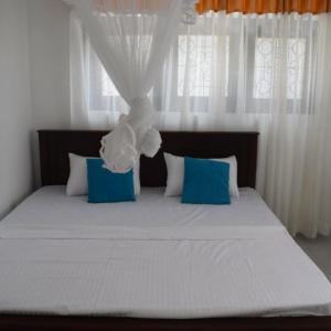 马特勒Villa 307 3 room apartment的一间卧室配有一张带蓝白色枕头的大床