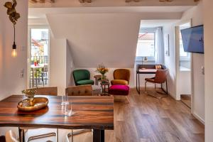 奥斯赛拜-屈隆斯博恩Strandland的客厅配有桌椅