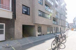奥斯坦德Spacious apartment in the heart of Ostend near the sea的停在大楼前的一群自行车
