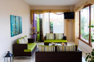 乐托卡亚Dimitria的客厅配有两把椅子和一张绿色沙发