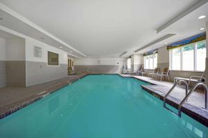 Wilton威尔顿康福特茵套房酒店的大楼内的一个蓝色海水游泳池