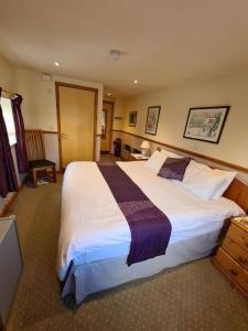 剑桥阿林顿别墅酒店的一间位于酒店客房内的带大床的卧室