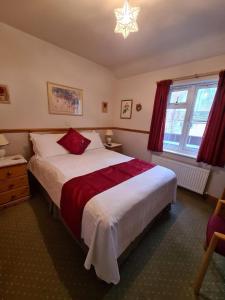 剑桥阿林顿别墅酒店的一间卧室设有一张大床和一个窗户。