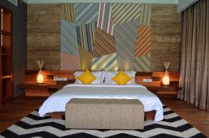 勒吉安塞米亚克巴厘岛TS套房酒店的一间卧室配有一张带黄色枕头的大床