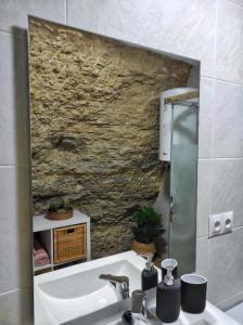 塞特尼尔Casa cueva La Tosca的一间带水槽和石墙的浴室