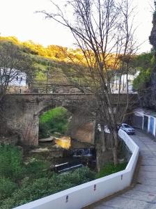 塞特尼尔Casa cueva La Tosca的一条桥,在河上停下一辆汽车