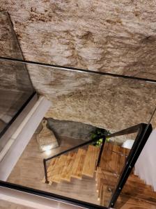 塞特尼尔Casa cueva La Tosca的大楼内带有楼梯的玻璃地板
