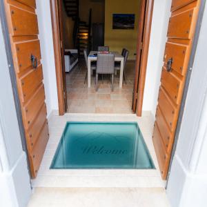 蒙特堡Casa Vacanze Gran Sasso的一座房子的地板上的游泳池