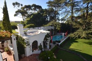 斯泰伦博斯Le Jardin Villa的享有带游泳池的房屋的空中景致