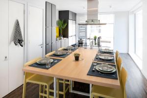 科克Yugo Explore - Amnis House的厨房配有木桌和黄色椅子