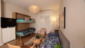 兹奇隆亚科夫Cute & Cozy House in Zichron Yaakov的一个小客厅,配有一张床和一张沙发
