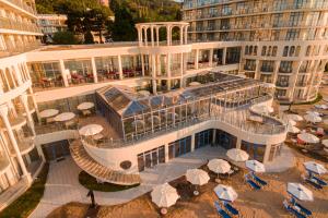 圣君士坦丁和海伦那Azalia Beach Hotel Balneo & SPA的享有带雨伞的建筑的空中景致