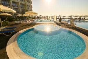 圣君士坦丁和海伦那Azalia Beach Hotel Balneo & SPA的度假村中心的大型游泳池