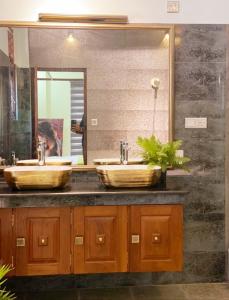 皮利亚恩达拉Castle Colombo的浴室设有2个水槽和镜子