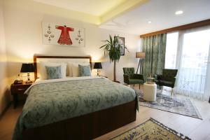 特拉布宗Cebeci Grand Hotel的一间卧室设有一张床和一个大窗户