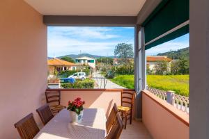 坎波内莱尔巴Appartamento Passeggiata Al Mare的设有一个配有桌椅并享有美景的阳台。