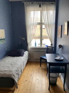玛丽斯塔德马里斯塔德STF青年旅舍的一间卧室配有一张床、一张桌子和一个窗户。
