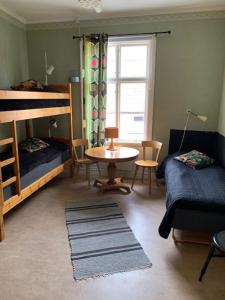 玛丽斯塔德马里斯塔德STF青年旅舍的客房设有两张双层床、一张桌子和一张床。