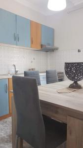 Koala apartments - Rodi, Karidia Ierissos的厨房或小厨房