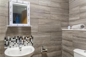 达灵顿Darlington Town Centre Apartments free parking and Wi-Fi的一间带水槽和镜子的浴室