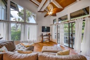 普林斯维尔Princeville Mauna Kai 9的带沙发和吊扇的客厅