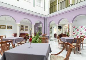 埃希哈Hotel Platería的一间设有桌椅和紫色墙壁的用餐室