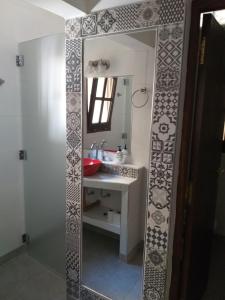 萨尔塔Departamento PB的浴室设有镜子和水槽