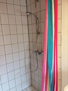 洛肯Fru Hald的浴室提供淋浴和色彩缤纷的毛巾