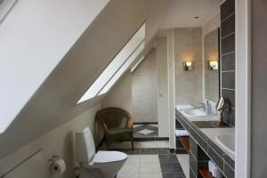 布罗艾厄Old Roses Guesthouse的一间带卫生间、水槽和楼梯的浴室