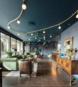 尼布鲁Nybro Stora Hotellet的客厅设有蓝色天花板和灯