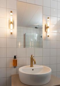 尼布鲁Nybro Stora Hotellet的白色的浴室设有水槽和镜子