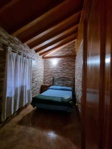 巴列埃尔莫索casa Lucia的一间砖墙内带绿色床的卧室