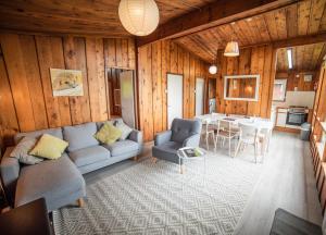 布罗德港廷贝尔山自助式雪松木小屋度假屋的客厅配有沙发和桌子